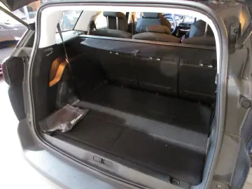 PEUGEOT 5008 Active 1.2T NAVI PDC LED AHK TEMPO