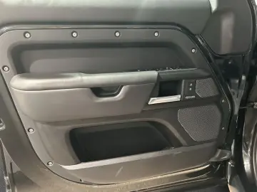 LAND ROVER Defender 110 P525 V8