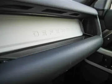 LAND ROVER Defender 110 X-Dynamic SE D300 Allrad Luftfederu