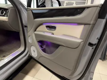 BENTLEY BENTAYGA V8 S CARBON NAIM MASSAGE PANO FULL!