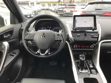 MITSUBISHI Eclipse Cross Plug-In Hybrid Top Leder Pano Head