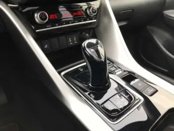 MITSUBISHI Eclipse Cross Plug-In Hybrid Top Leder Pano Head