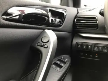 MITSUBISHI Eclipse Cross Plug-In Hybrid Top Leder Pano Head