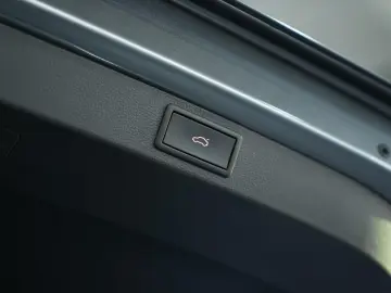 SKODA Karoq Tour 4x4  AUT LED 360  NAV