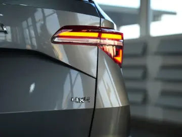 SKODA Karoq Tour 4x4  AUT LED 360  NAV