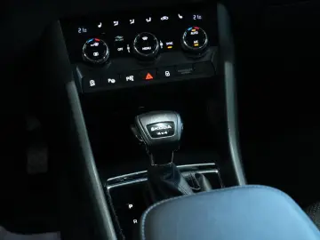 SKODA Karoq Tour 4x4  AUT LED 360  NAV