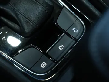 SKODA Karoq Tour 4x4  AUT LED 360  NAV