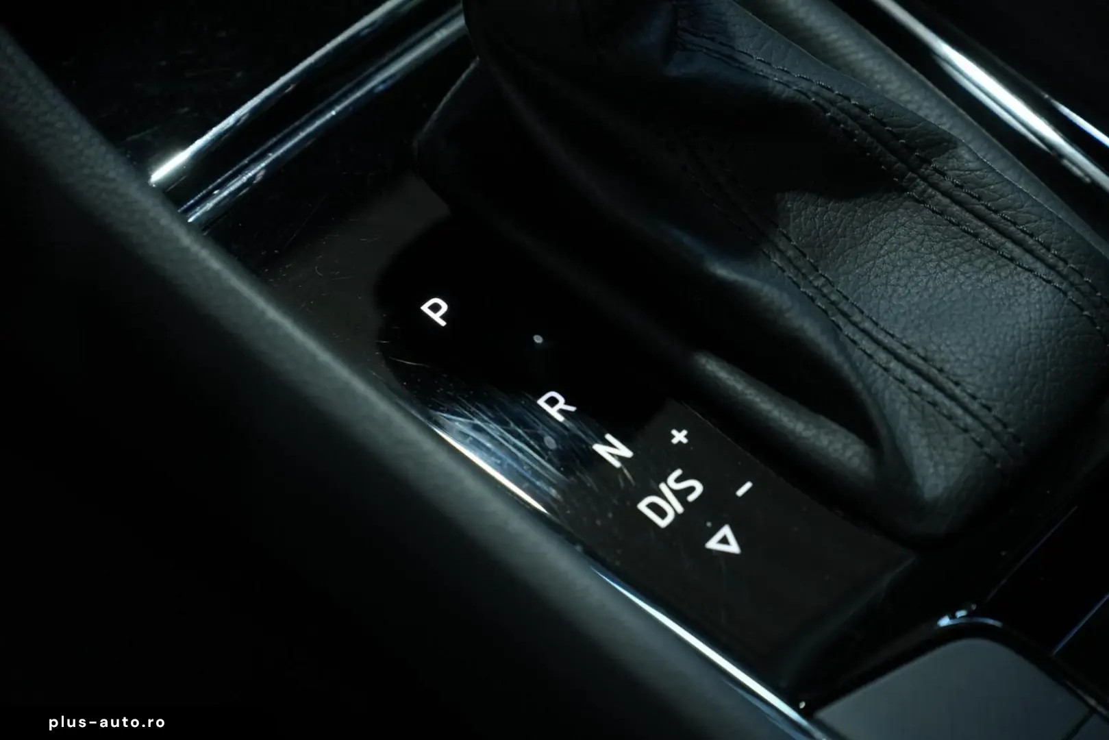 SKODA Karoq Tour 4x4  AUT LED 360  NAV