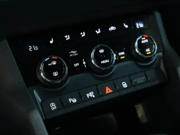 SKODA Karoq Tour 4x4  AUT LED 360  NAV