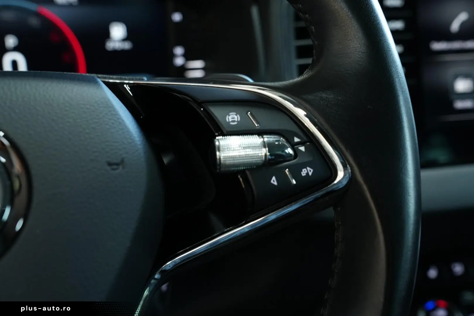 SKODA Karoq Tour 4x4  AUT LED 360  NAV