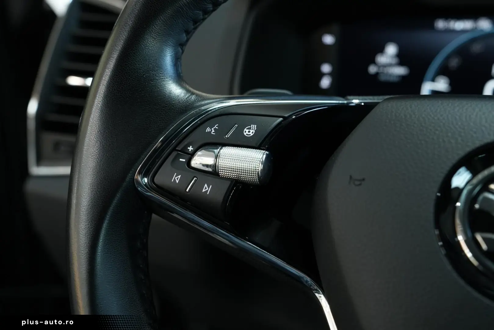 SKODA Karoq Tour 4x4  AUT LED 360  NAV