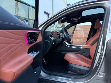 MERCEDES-BENZ GLC 300 d 4Matic AMG Line Pano 1HD Nappa-Braun