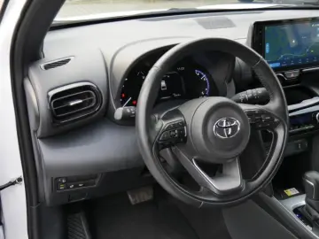 TOYOTA Yaris Cross 1.5 Hybrid LED SHZ NAVI HUD DISTR