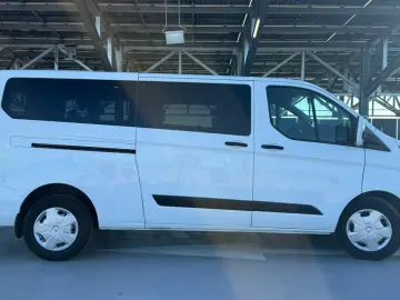 FORD CUSTOM 8 1 HYBRID