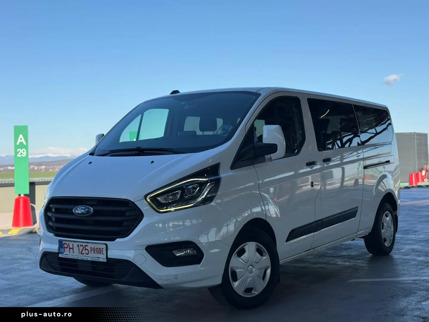 FORD CUSTOM 8 1 HYBRID