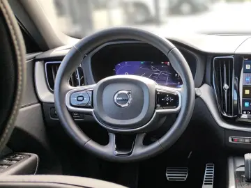 VOLVO XC60 B5 Diesel EU6d R Design AWD AD StandHZG Nav