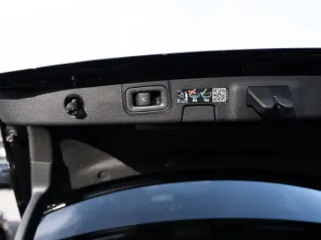 MERCEDES-BENZ A 220 4M Limo AMG-Sport MLB Pano AHK HUD Night