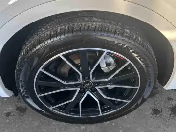 AUDI Q5 40 TDI. S-Line B&O MATRIX PANO AHK LUFT RAUTE