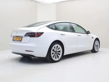 TESLA Model 3 Standard RWD Plus FACELIFT [ Weiß LEDER