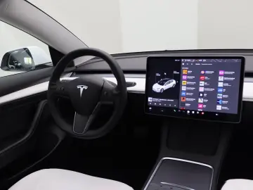 TESLA Model 3 Standard RWD Plus FACELIFT [ Weiß LEDER
