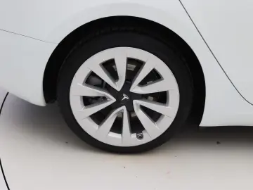 TESLA Model 3 Standard RWD Plus FACELIFT [ Weiß LEDER