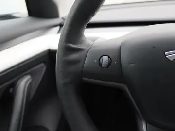 TESLA Model 3 Standard RWD Plus FACELIFT [ Weiß LEDER
