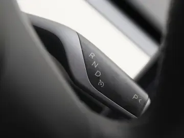 TESLA Model 3 Standard RWD Plus FACELIFT [ Weiß LEDER