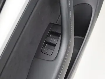 TESLA Model 3 Standard RWD Plus FACELIFT [ Weiß LEDER