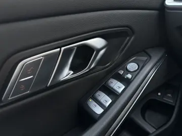 BMW 330e xDrive M Sport Pro DA PA  HuD H K DAB 19 LM