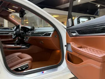 BMW 740dL Lang M Sport Lounge Tisch 3xTV B&W 100%Vol