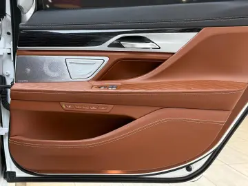 BMW 740dL Lang M Sport Lounge Tisch 3xTV B&W 100%Vol