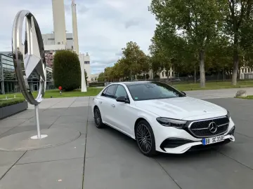 MERCEDES-BENZ E 400 e 4Matic AMG Line MBUX CAM LEDER BURM 4D