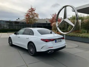MERCEDES-BENZ E 400 e 4Matic AMG Line MBUX CAM LEDER BURM 4D