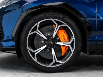 LAMBORGHINI Urus 4.0 V8