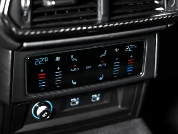 LAMBORGHINI Urus 4.0 V8