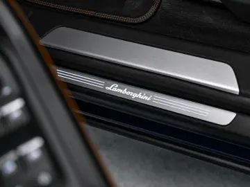 LAMBORGHINI Urus 4.0 V8