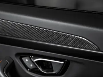 LAMBORGHINI Urus 4.0 V8