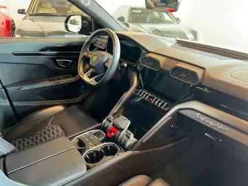 LAMBORGHINI Urus 4.0 V8
