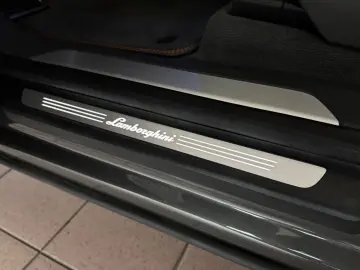 LAMBORGHINI Urus S PANORAMA B&O STYLE AKRAPOVIC