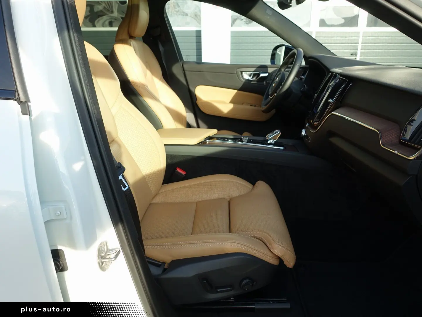 VOLVO XC60 Plus Dark T6 AWD 360  FOUR-C AHK BLIS PANO