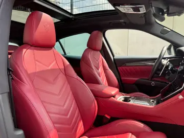 MASERATI Grecale Trofeo 4WD Luft Pano Carbon Garantie2028