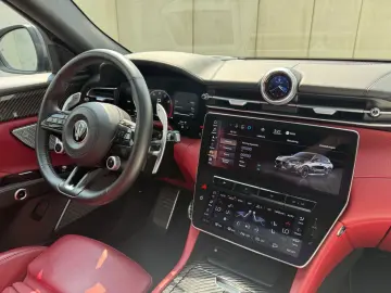 MASERATI Grecale Trofeo 4WD Luft Pano Carbon Garantie2028