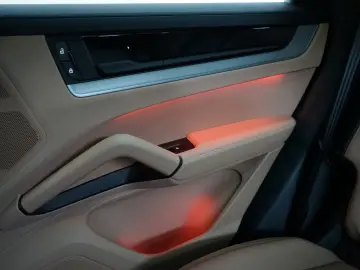 PORSCHE Cayenne S neues Modell LUFT PANO AHK HD SpAbgas