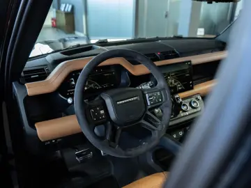 LAND ROVER Defender 5.0 V8 AHK HUD PANO MERIDIAN MILLTEK