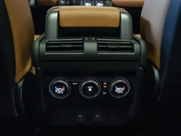 LAND ROVER Defender 5.0 V8 AHK HUD PANO MERIDIAN MILLTEK