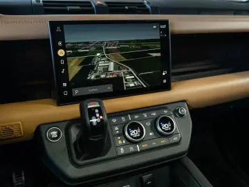 LAND ROVER Defender 5.0 V8 AHK HUD PANO MERIDIAN MILLTEK