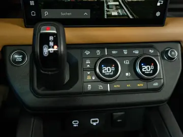 LAND ROVER Defender 5.0 V8 AHK HUD PANO MERIDIAN MILLTEK