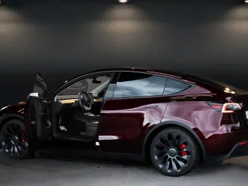 TESLA Model Y Performance AWD MY2023 AHK Unfallfrei