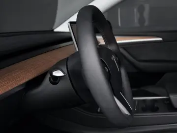 TESLA Model Y Performance AWD MY2023 AHK Unfallfrei