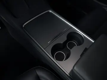 TESLA Model Y Performance AWD MY2023 AHK Unfallfrei